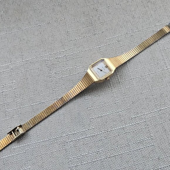 Vintage Waltham Women Wristwatch Japan Movt Analog Quartz Gold Tone Wrist Watch